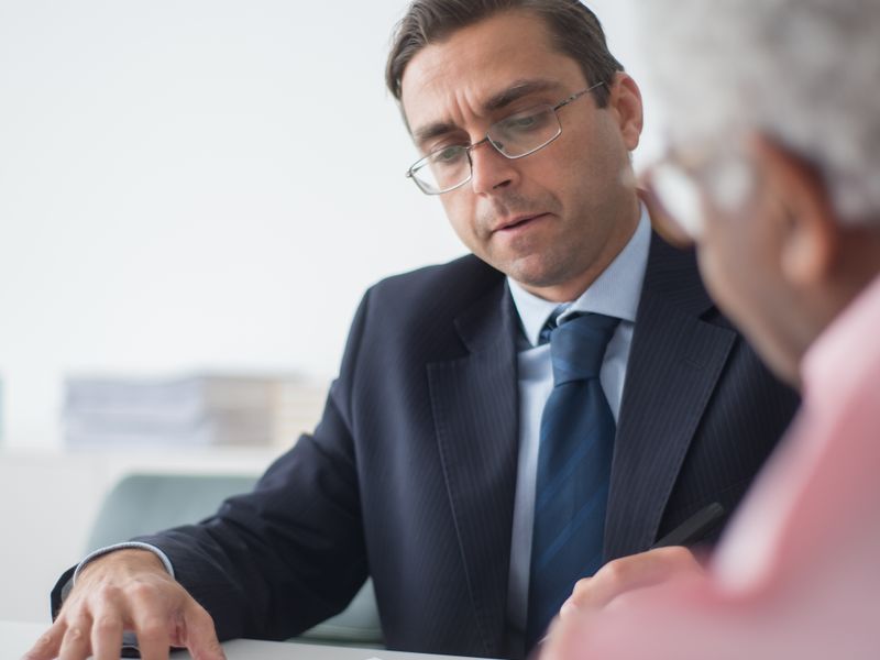 Agente revisando un plan Obamacare ACA con un cliente en Florida y Texas
