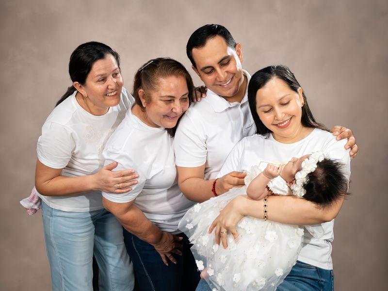 Familia hispana sonriente - seguro de vida para proteger a tu familia en Florida y Texas