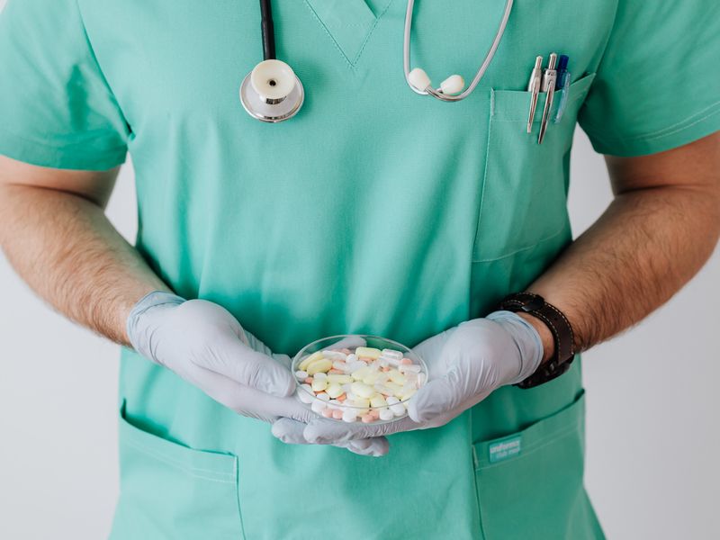 Profesional de la salud con medicamentos - seguro dental y visión en Florida y Texas